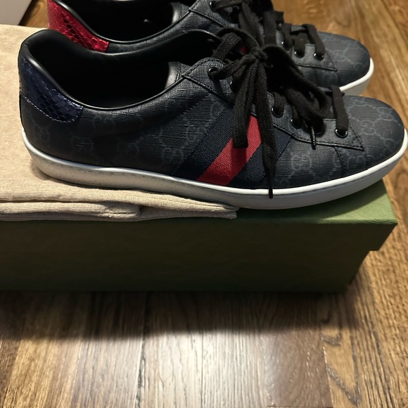 Men’s Gucci Sneakers - Picture 4 of 5